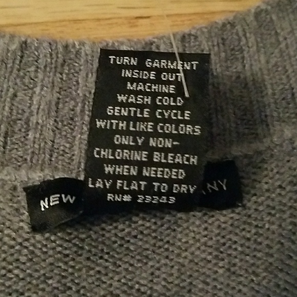 NWT Gray V-neck Sweater Vest - Large - Picture 3 of 4